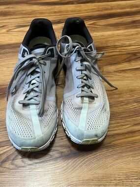 on cloud shoes mens 10.5